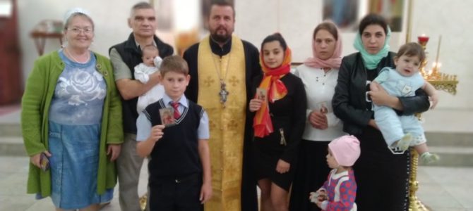 Священник крестил детей из городского кризисного центра помощи женщинам и детям