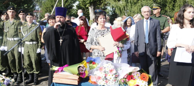 1 сентября 2021 года настоятель храма прп. Серафима Саровского г. Липецка посетил торжественную линейку в СШ №14 г. Липецка.