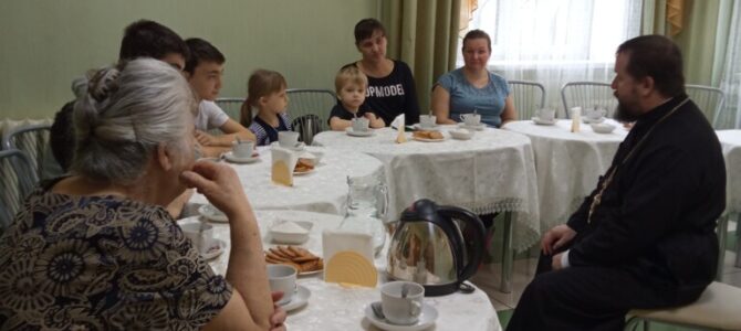 27 апреля 2022 г. настоятель храма прп. Серафима Саровского г. Липецка посетил городской кризисный центр помощи семьи и детям.