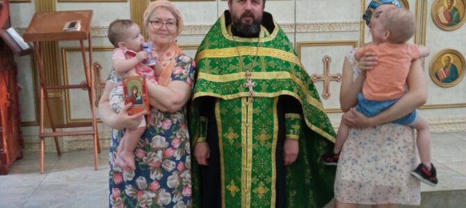 17 июня 2022 года настоятель храма прот. Сергий Гришин крестил ребенка из городского кризисного центра помощи материнства и детства.