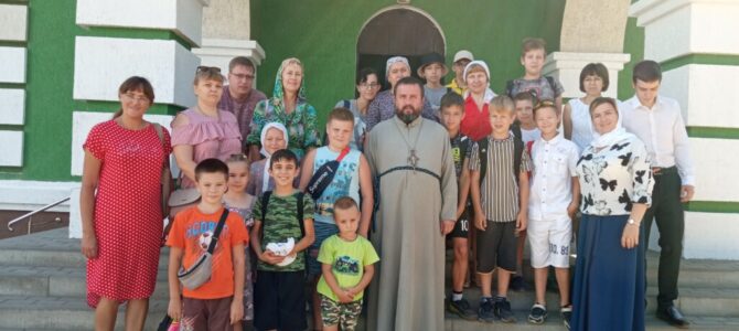 7 августа 2022 года воспитанники воскресной школы храма прп. Серафима Саровского посетили санаторный детский лагерь «Лазори».