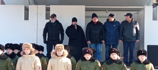 23 февраля, 2023 года настоятель храма прп. Серафима Саровского г. Липецка принял участие в проведении традиционного военно-патриотического праздника на базе школы № 14.