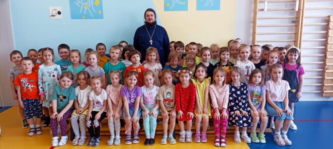1 марта 2024г. клирик храма прп. Серафима Саровского иерей Александр Лелека посетил детский сад №4 г. Липецка.