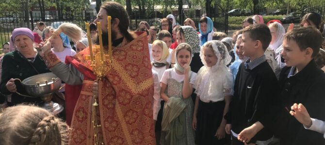 С 21 по 26 апреля 2025г. на Светлой седмице дети и старшеклассники из кадетских классов СШ14 г. Липецка ежедневно посещали богослужения целыми классами.