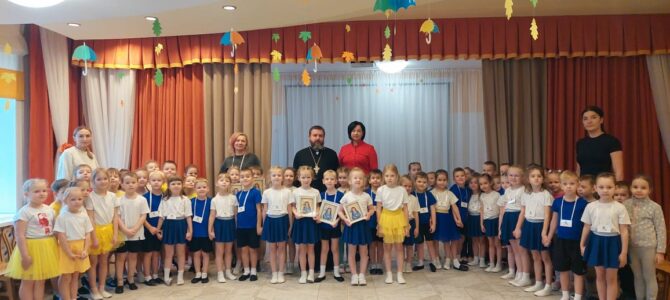 21 ноября 2025г. в день памяти Арх. Михаила настоятель храма посетил детей ДОУ 4 г. Липецка.